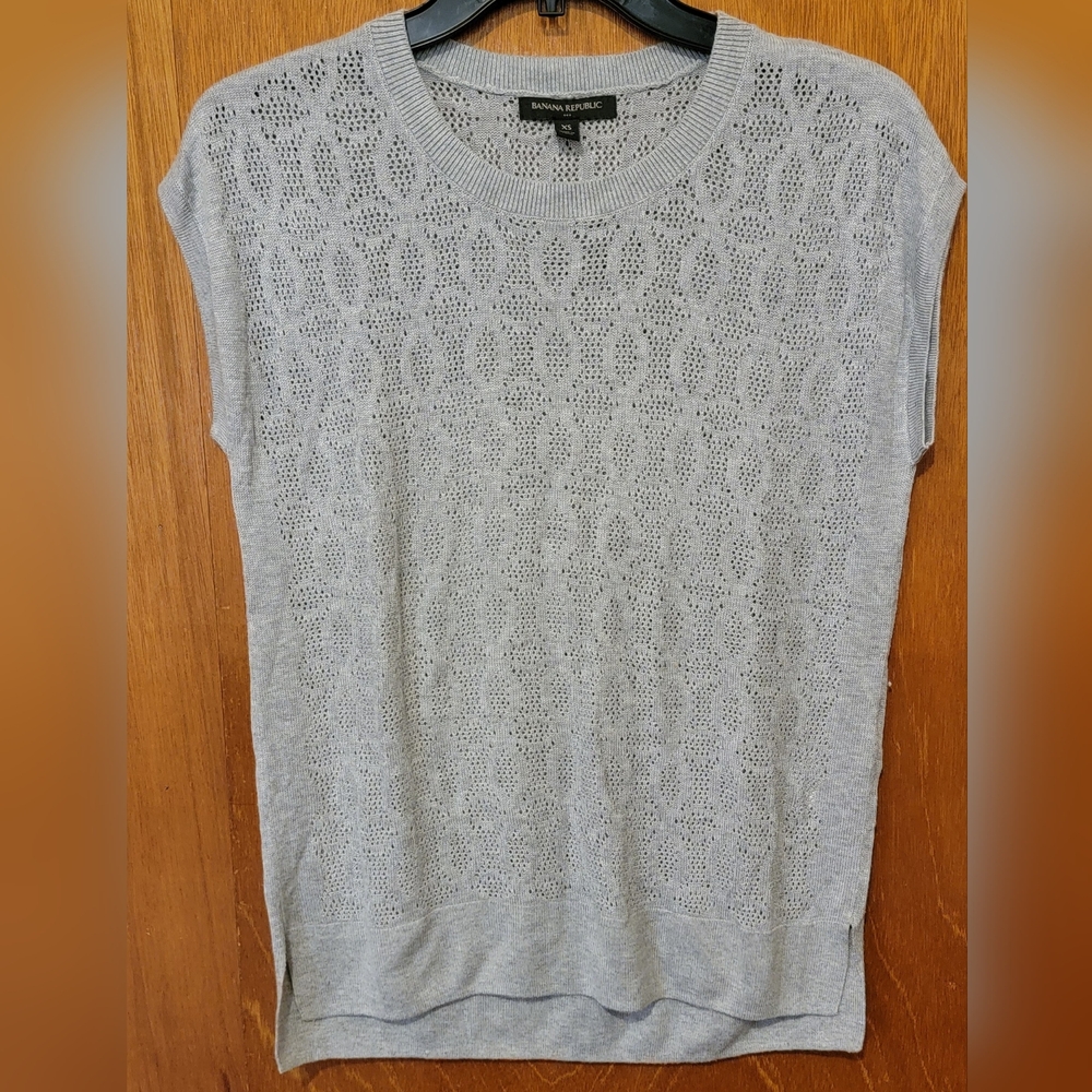 Banana Republic XS Sleeveless Light Gray Eyelet Knit Blouse Loose Relaxed Fit